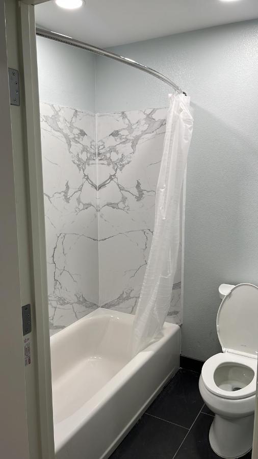 Travelodge By Wyndham Fairplex פומונה מראה חיצוני תמונה